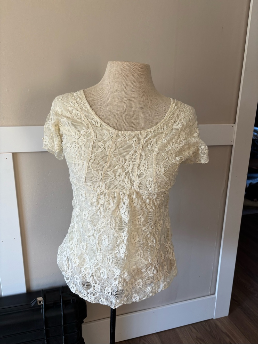 Lace Short-Sleeve Blouse in Cream